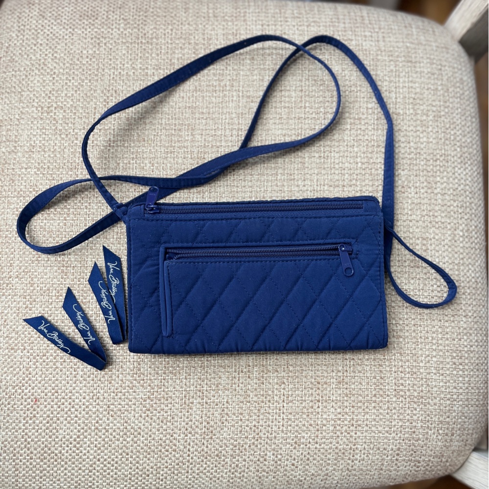 Vera Bradley crossbody navy blue quilted,EUC 7.5x4.5x.5”, clean, no stains ⬇️ - Picture 7 of 13